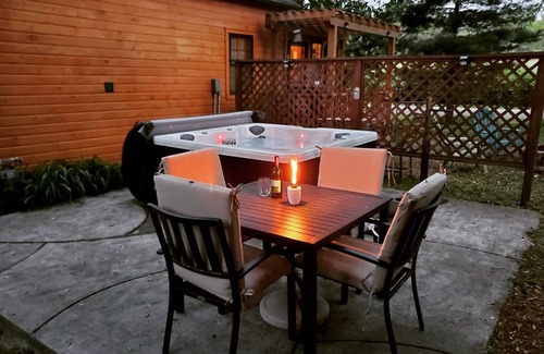 Silver Creek Cabin | LAKEVIEW Hot Tub Retreat Near Wineries!