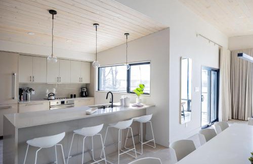 Bridgenorth House | Lakeview House by Leavetown Vacations