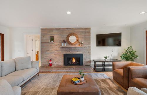 East Lake Hills House | Lakeview house centrally located