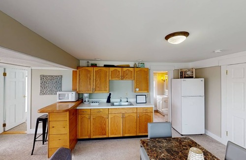 Weirs Beach House | Lakeview House & Cottages