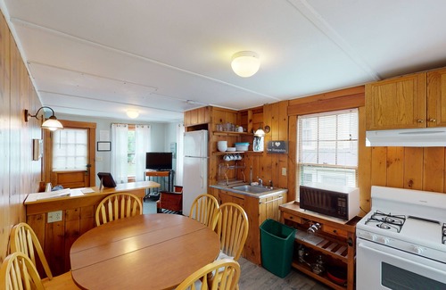 Weirs Beach House | Lakeview House & Cottages
