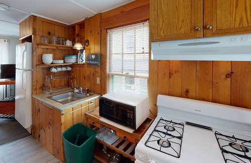 Weirs Beach House | Lakeview House & Cottages