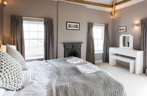 Stanton Drew Villa | Lakeview Hse nr Bath. Hottub games rm. Great views