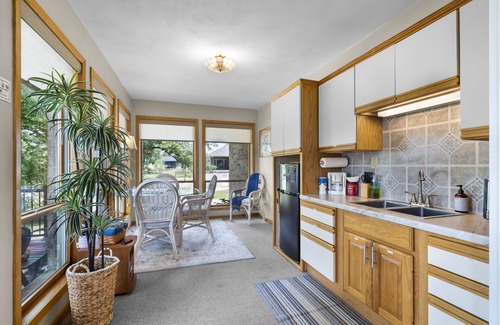 Delhi House | Lakeview Living - SUNROOM SUITE - Vacation Rental
