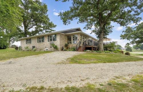 Delhi House | Lakeview Living - SUNROOM SUITE - Vacation Rental