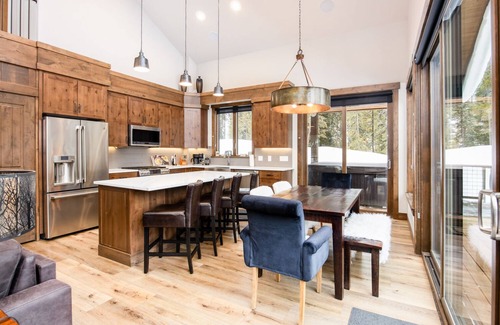 Breckenridge House | Lakeview Lodge: 2BR+Enclosed Loft, Hot Tub on Wraparound Deck, VIEWS, 8 minutes to Downtown Breck