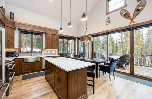 Breckenridge House | Lakeview Lodge: 2BR+Enclosed Loft, Hot Tub on Wraparound Deck, VIEWS, 8 minutes to Downtown Breck