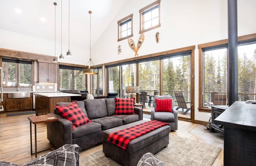 Breckenridge House | Lakeview Lodge: 2BR+Enclosed Loft, Hot Tub on Wraparound Deck, VIEWS, 8 minutes to Downtown Breck