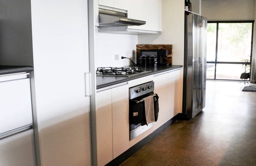 Mountain Bay Cabin | Lakeview Lodge - Executive family accommodation close to Lake Eildon.