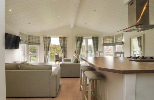 Knott End-on-Sea Cottage | LAKEVIEW LODGE, pet friendly, with a garden in Garstang