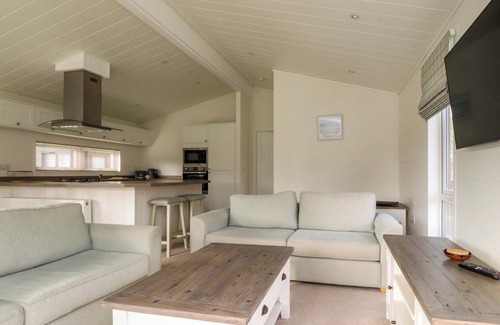Knott End-on-Sea Cottage | LAKEVIEW LODGE, pet friendly, with a garden in Garstang