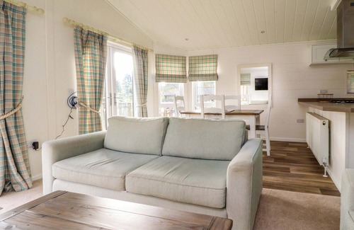 Knott End-on-Sea Cottage | LAKEVIEW LODGE, pet friendly, with a garden in Garstang