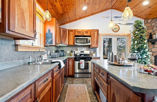 Acton House | Lakeview Lodge w/Hot Tub: Acton Serenity