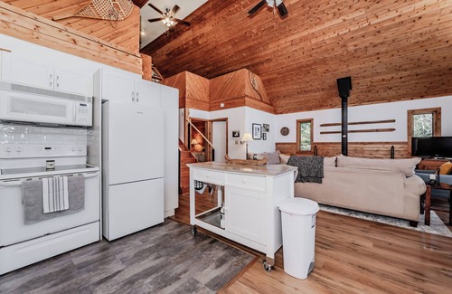 Tobermory Cottage | Lakeview Loft: A-Frame Escape Tobermory
