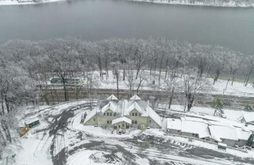 Thayerville Apartment | Lakeview Lure