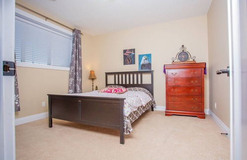 Southeast Edmonton Bed & Breakfast | Lakeview Luxurious 2 Beds w/Pool Table