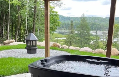 Les Pays-d'en-Haut Regional County Municipality Ski Chalet | Lakeview Luxury Cottage w/Private Spa