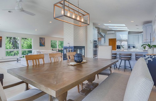 Holcomb House | Lakeview Luxury: Wine Country + Lake Living + Perfect Couples Retreat!