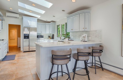 Holcomb House | Lakeview Luxury: Wine Country + Lake Living + Perfect Couples Retreat!