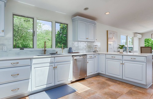 Holcomb House | Lakeview Luxury: Wine Country + Lake Living + Perfect Couples Retreat!
