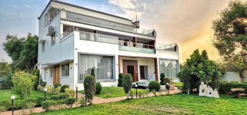 Hyderabad House | Lakeview MansionPrivate Pool3Acre Luxury 6BHK