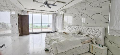 Hyderabad House | Lakeview MansionPrivate Pool3Acre Luxury 6BHK