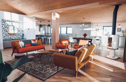 Les Pays-d'en-Haut Regional County Municipality Ski Chalet | Lakeview Mid Century Luxury Cottage