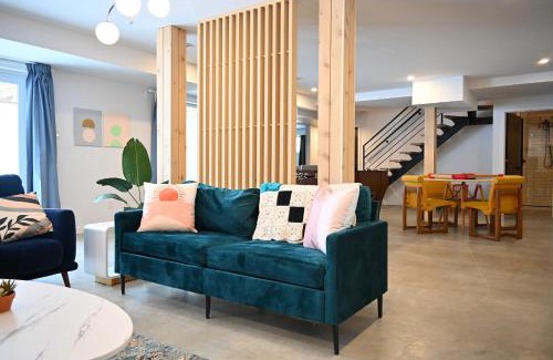 Les Pays-d'en-Haut Regional County Municipality Ski Chalet | Lakeview Mid Century Luxury Cottage