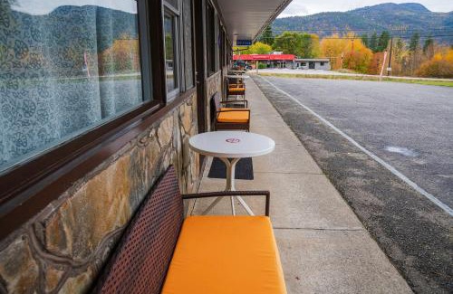 Christina Lake Hotel | Lakeview Motel