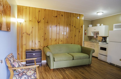Christina Lake Hotel | Lakeview Motel