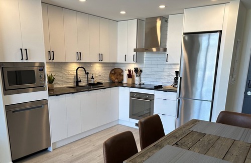 Downtown Kelowna Apartment | Lakeview Oasis! Gorgeous 1-bdrm Sub-penthouse. Sleeps 4