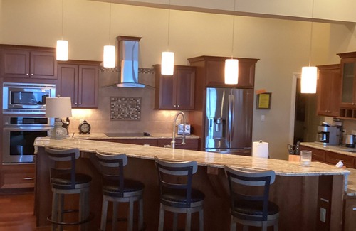 Geneva-on-the-Lake Condo | LAKEVIEW PENTHOUSE 406 3br/2.5bath. Rent 3 get 4th free ask!- 2 king bed suites