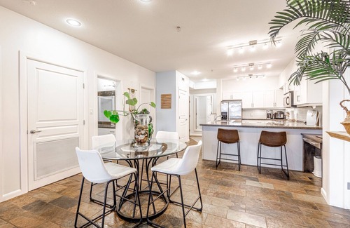 South Pandosy Condo | Lakeview Penthouse with Pool