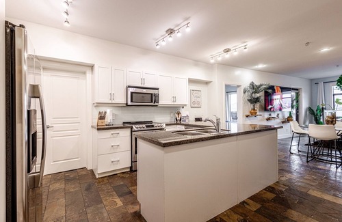 South Pandosy Condo | Lakeview Penthouse with Pool