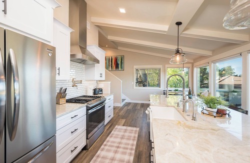 Atascadero House | LakeView - Pool - Hot Tub - Game Room - Walk to Park/Zoo - putt putt golf
