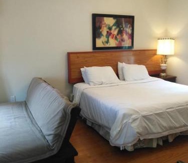 Adjala-Tosorontio Apartment | Lakeview private suite-Twin or king