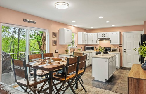 East Stroudsburg House | Lakeview Retreat w/Kayaks + Game Room | Gated Community w/Lake + Beach Access