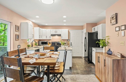 East Stroudsburg House | Lakeview Retreat w/Kayaks + Game Room | Gated Community w/Lake + Beach Access