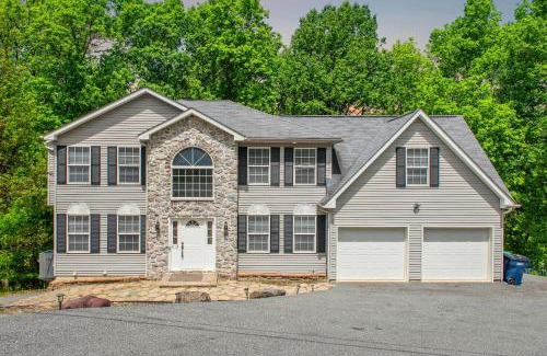 East Stroudsburg House | Lakeview Retreat w Kayaks Game Room Firepits Gated Community w Lake Beach Access