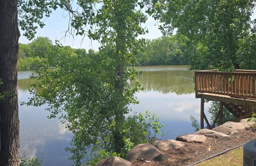 Little Canada House | Lakeview Room in St Paul. 1 Bedroom and a Shared Bathroom