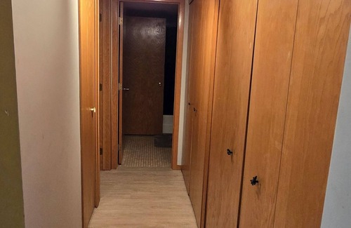 Little Canada House | Lakeview Room in St Paul. 1 Bedroom and a Shared Bathroom
