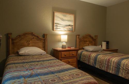 Mead House | Lakeview Room Twin Beds - 21