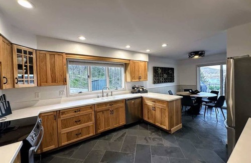 Hammondsport House | Lakeview, Spa, Firepit, BBQ, Fireplace + Speakeasy