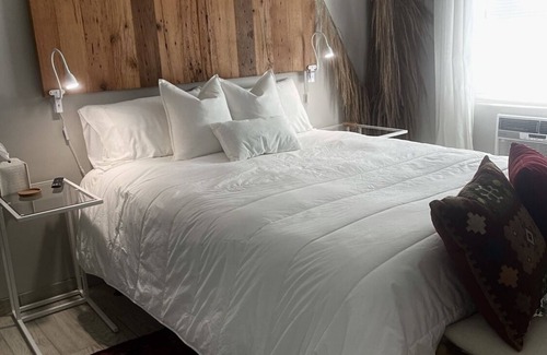 Athens Apartment | Lakeview Studio w/Free WIFI &Parking