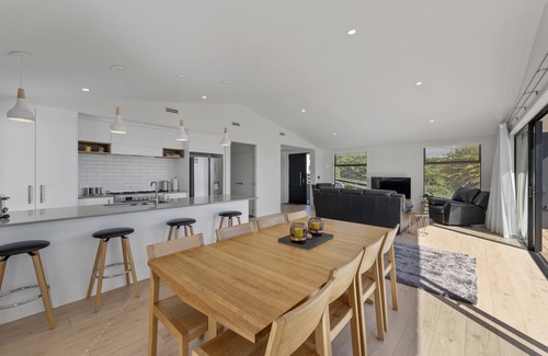 Taupo House | Lakeview Terrace - Taupo Holiday Home