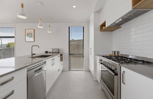 Taupo House | Lakeview Terrace - Taupo Holiday Home