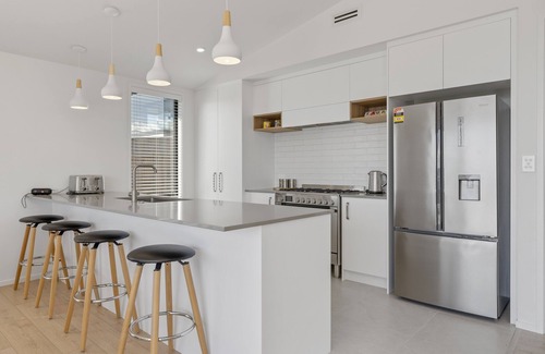 Taupo House | Lakeview Terrace - Taupo Holiday Home