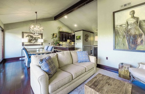Prairie Creek House | Lakeview Townhouse ★ Remote-Work & Pet-Friendly
