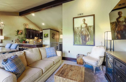 Prairie Creek House | Lakeview Townhouse ★ Remote-Work & Pet-Friendly