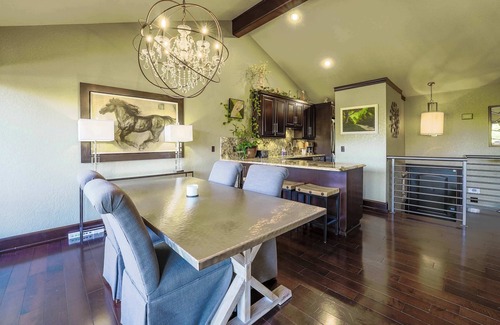 Prairie Creek House | Lakeview Townhouse ★ Remote-Work & Pet-Friendly